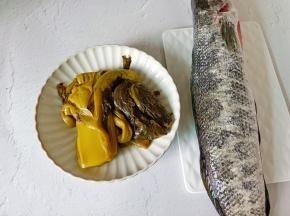 准备酸菜与黑鱼，黑鱼表面的粘液记得用菜刀反方向多刮几次，利于切鱼片。