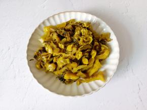 酸菜清洗好以后切成小段。