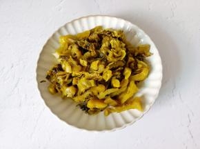 酸菜清洗好以后切成小段。