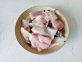 黑鱼洗净先去骨切段，鱼骨用清水多清洗几次，控干水分。