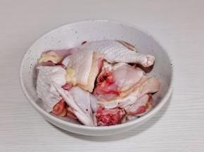 鸡剪小块洗净。