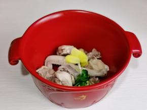 鸡块，姜片，葱结倒入砂锅中。
