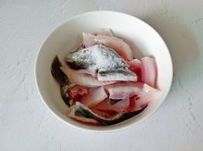 鱼骨加盐一勺。