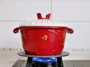 盖上盖子烧开转小火炖45分钟。