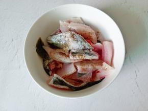 加胡椒粉半勺抓拌均匀腌制10分钟。