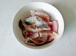 加胡椒粉半勺抓拌均匀腌制10分钟。