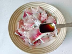 鱼肉切成薄片，加生抽一勺，盐半勺。