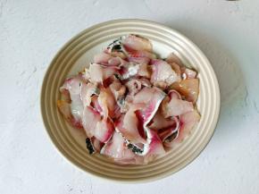 加料酒一勺，胡椒粉半勺，红薯粉2勺拌均匀腌制10分钟。