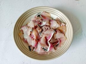 加料酒一勺，胡椒粉半勺，红薯粉2勺拌均匀腌制10分钟。