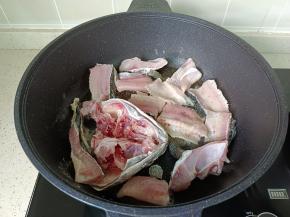 锅热倒菜籽油，油热放鱼骨大火煎【菜籽油做好的汤颜色金黄】