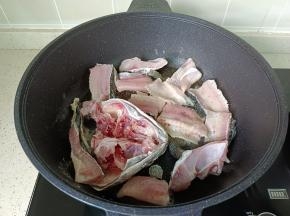 锅热倒菜籽油，油热放鱼骨大火煎【菜籽油做好的汤颜色金黄】