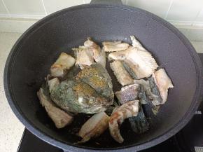 煎至两面微黄盛盘备用。