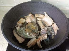 煎至两面微黄盛盘备用。