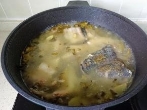 放入煎好的鱼骨，放适量的开水没过鱼骨【加开水汤汁更加浓，中途加水影响汤汁口感】