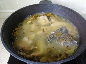放入煎好的鱼骨，放适量的开水没过鱼骨【加开水汤汁更加浓，中途加水影响汤汁口感】