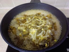 等汤汁浓稠捞出鱼骨，下豆芽煮。