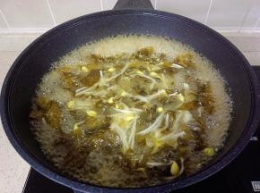 等汤汁浓稠捞出鱼骨，下豆芽煮。