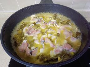 最后放鱼片【刚放的鱼片不要反动，不然鱼片容易脱浆】