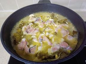 最后放鱼片【刚放的鱼片不要反动，不然鱼片容易脱浆】