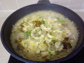 鱼片熟透，加鸡精调味即可关火。