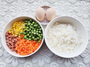 准备好所有食材。剩米饭备好，豌豆、玉米剥粒，胡萝卜、火腿切丁，鸡蛋打散成蛋液。