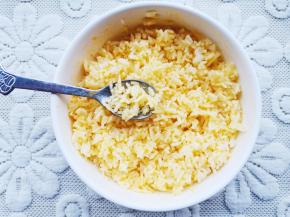 剩米饭加入一个蛋黄搅拌均匀，使米饭均匀裹上蛋液。