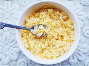 剩米饭加入一个蛋黄搅拌均匀，使米饭均匀裹上蛋液。