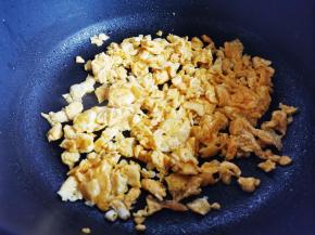 起锅热油倒入蛋液炒至凝固盛出备用。