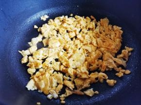起锅热油倒入蛋液炒至凝固盛出备用。