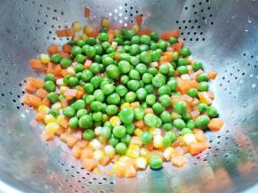 胡萝卜豌豆玉米粒煮两分钟捞出备用。