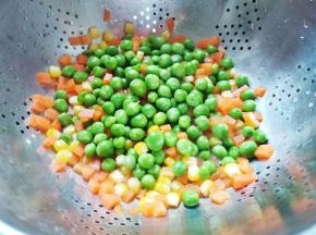 胡萝卜豌豆玉米粒煮两分钟捞出备用。