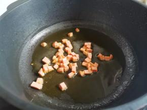 另起锅热油，炒香火腿丁，