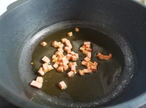 另起锅热油，炒香火腿丁，