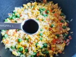 一勺生抽炒匀，