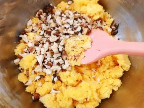 加入熟核桃仁拌匀