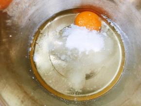 加入油，盐，零卡糖，小苏打搅拌均匀