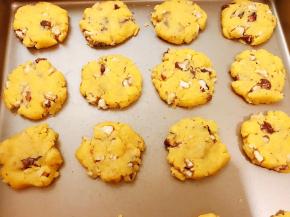 分成16份压成小饼，面团会稍微偏干但是也能成团的，如果实在太干可以添加一些全蛋液
放入预热好的烤箱中层170度烤25分钟左右表面金黄即可