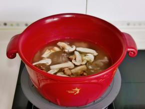 加入切好的松茸片，再炖20分钟。