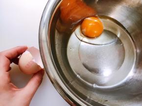 盆里打入鸡蛋