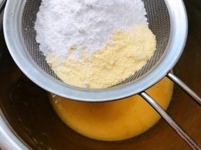筛入玉米面和低筋面粉翻拌至无干粉