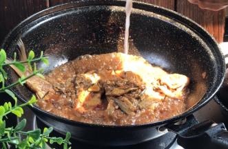 淋入淀粉水勾芡