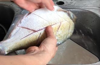 将腌制好的武昌鱼清洗去盐水，沥干水分