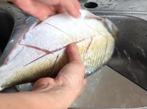 将腌制好的武昌鱼清洗去盐水，沥干水分