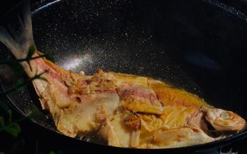 煎至出香味，翻面，煎至两面金黄