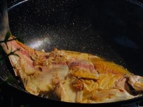 煎至出香味，翻面，煎至两面金黄
