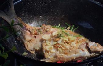 加入葱姜蒜和红椒碎，炒香