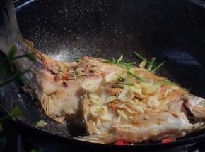 加入葱姜蒜和红椒碎，炒香