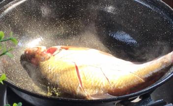起锅热油，放入武昌鱼煎，先不要翻动
