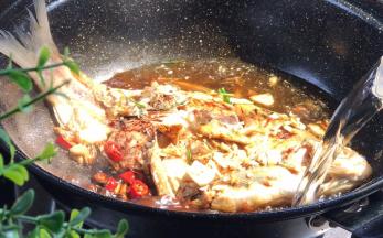 加入适量清水煮沸