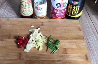 备好葱姜蒜和红辣椒碎